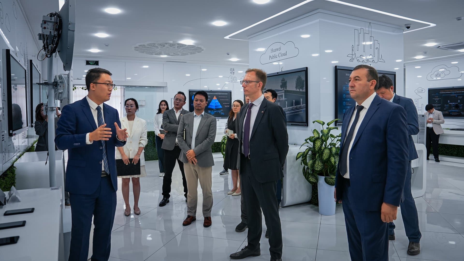 SQB va Huawei o'rtasida sun'iy intellekt sohasidagi strategik hamkorlik memorandumini imzolash marosimi